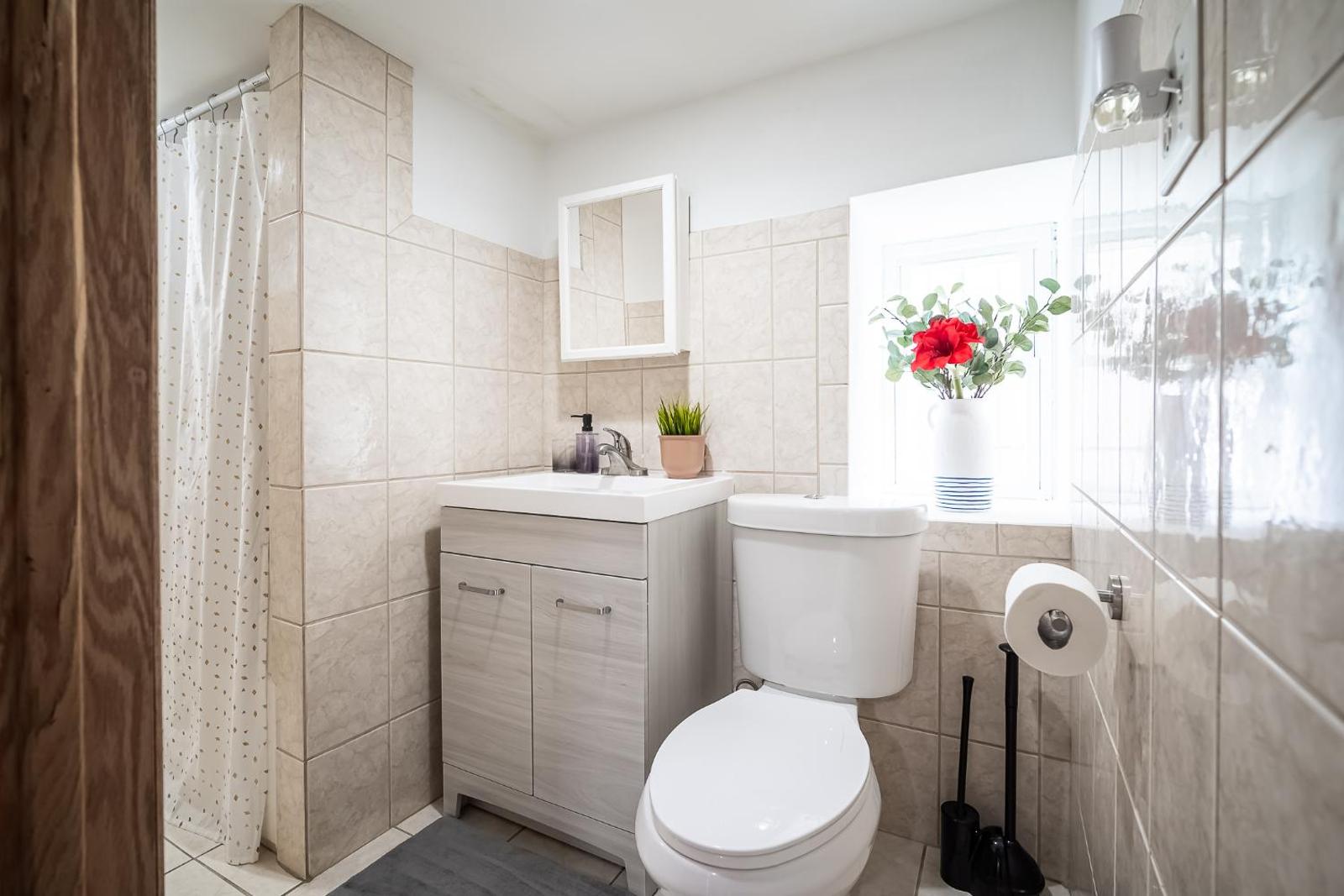 Cozy and Comfy 1BR Condo in Logan Square! Main image 2